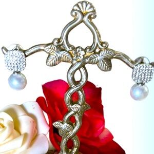 NWT! Beautiful silver rhinestone and pearl coast earring